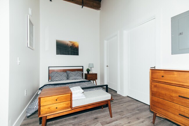 Building Photo - Rose on Bond