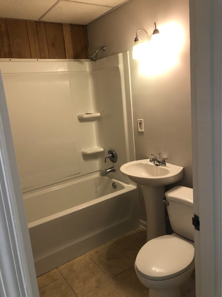 Building Photo - 1104 Lynmoor Dr NE