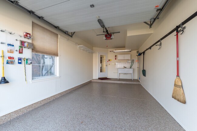 Building Photo - 260 E Fabish Dr