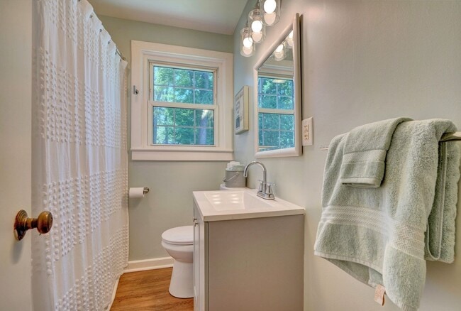 Building Photo - Charming Cape Cod Home - Detached Garage - Pet Friendly!