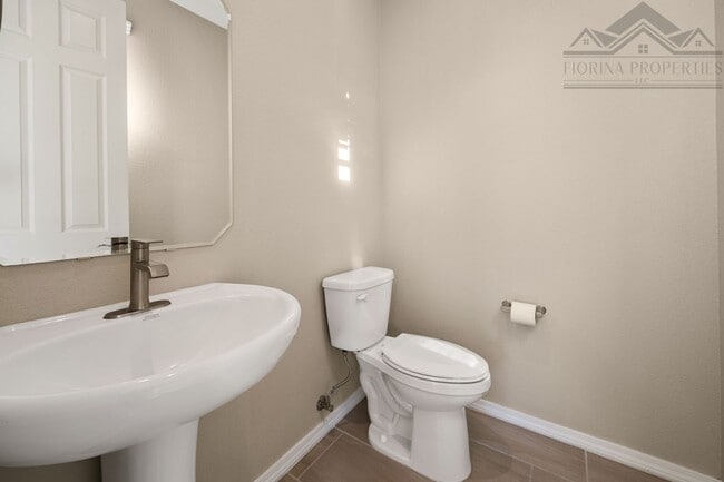 Building Photo - 1 MO. FREE RENT! Gorgeous Corner-Lot Townhouse with Mountain Views