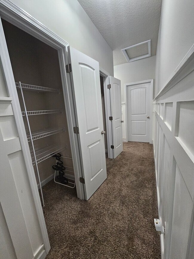 Building Photo - Spacious & Renovated 3 Bed Townhome w/ Garage