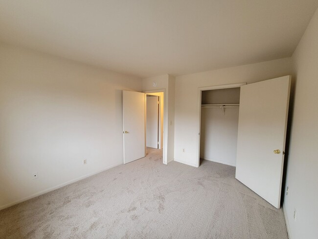 Building Photo - Charming 2 BR/1 BA Condo in Silver Spring!