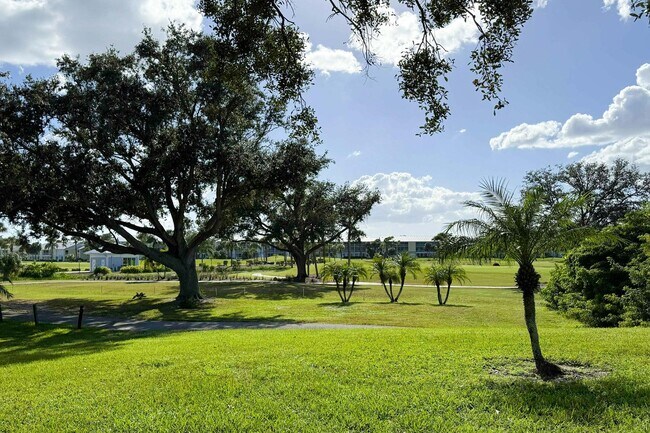 Building Photo - Spacious 3-Bed, 2-Bath Pool Home in Planta...