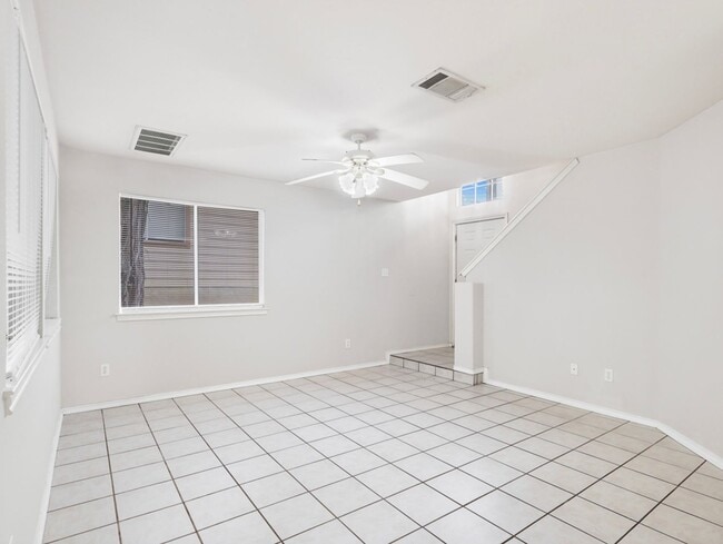 Building Photo - Stylish & Spacious 3-Bedroom Home Perfect for Students and Families