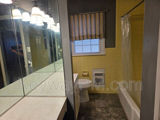 Building Photo - 161 Hickory Dr S Cir