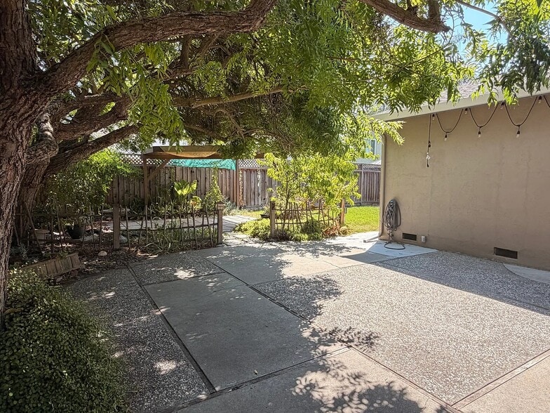 Building Photo - 6254 Hopi Cir