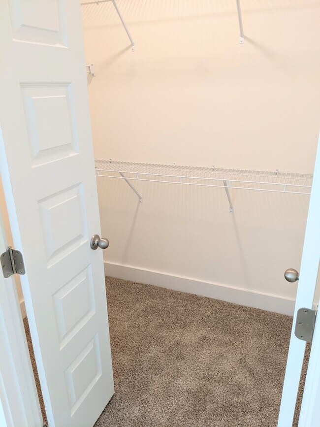 Building Photo - 2 Bedroom Cottage in Fox Run Village!