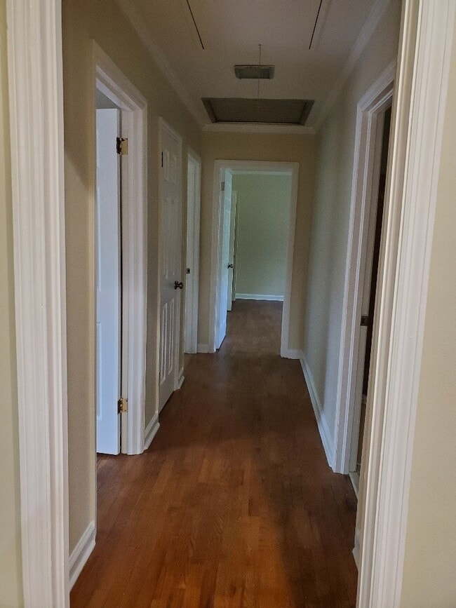 Building Photo - Newly Remodeled Mid Century Style Home!!