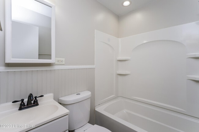 Building Photo - 634 Overdale Dr