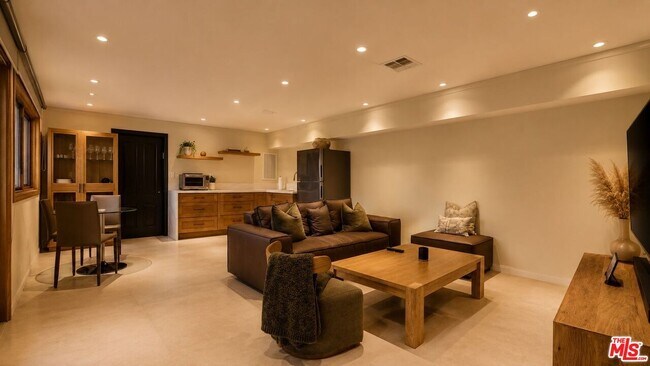 Building Photo - 8740 St Ives Dr