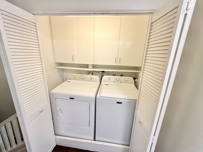 Building Photo - Beautiful 3 bed/3 bath In Costa Mesa