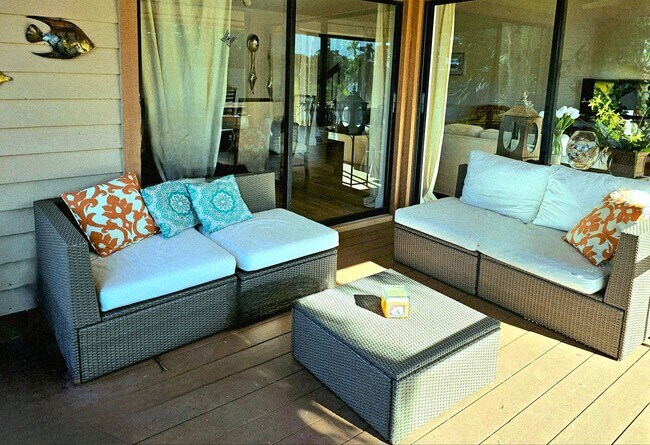 Building Photo - McGregor Woods  Community with Natural Surrounding Charm. Close to Sanibel.