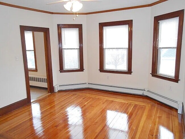 Building Photo - Spacious 3 Bedroom, 1 bath in prime Quincy location!