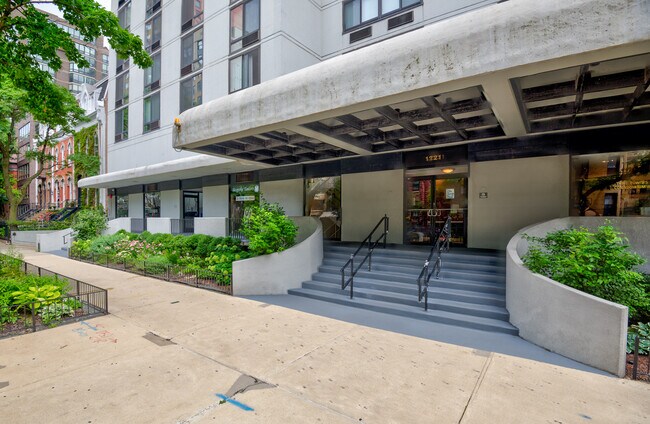 Building Photo - 1221 N Dearborn Pkwy