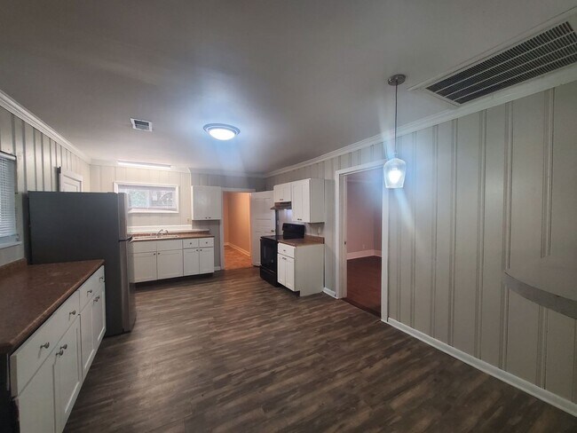 Building Photo - 3 Bedroom 2 Bath House