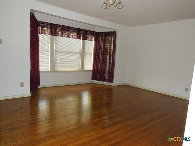 Building Photo - 391 Oakcrest Dr