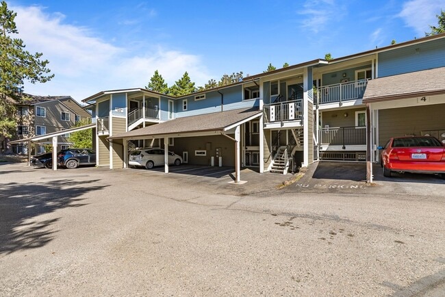 Building Photo - 2 bed 1.75 bath - includes water/sewer/gar...