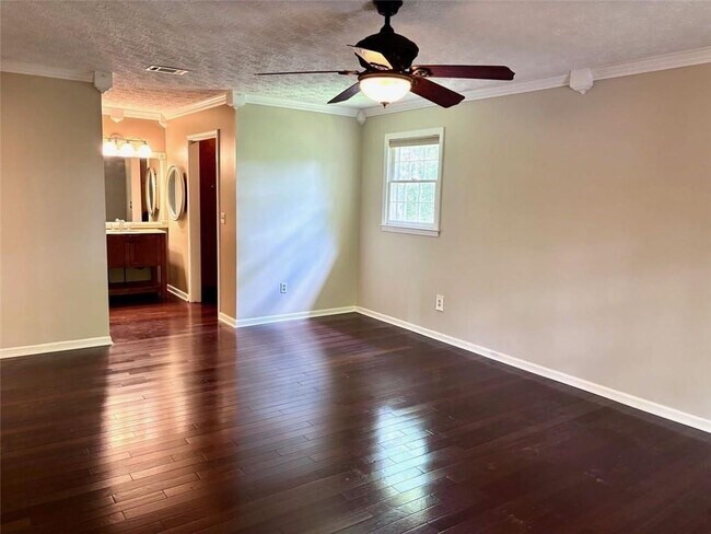 Building Photo - 2408 Crooked Tree Ct NE