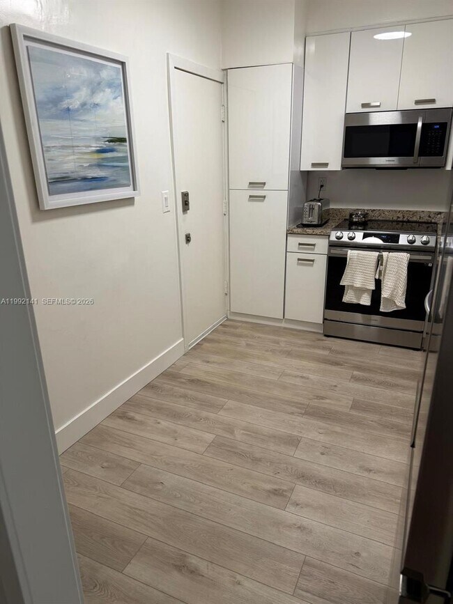 Building Photo - 5005 Collins Ave