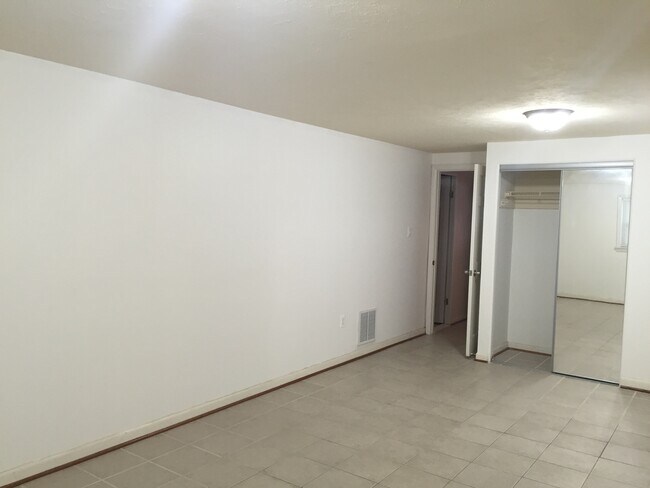 Building Photo - 4 BEDROOM, 3 FULL BATH SINGLE FAMILY HOME ...