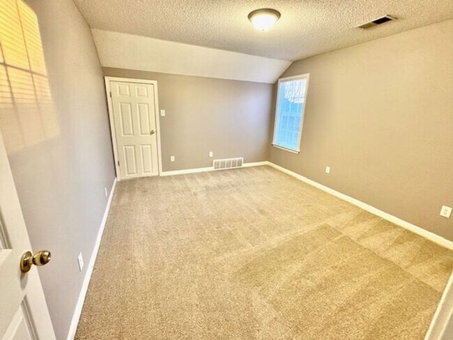 Building Photo - Spacious 3-bedroom. 2.5 bath in Cordova with 2 loft spaces.