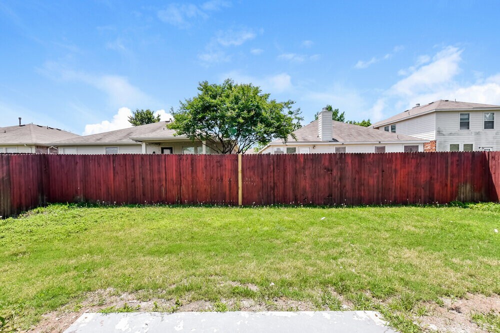 Building Photo - 2208 Sumac Dr