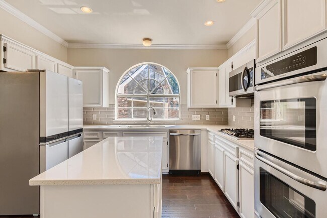 Building Photo - 4BD/3BA HOME IN SHADY HOLLOW ON CUL-DE-SAC!
