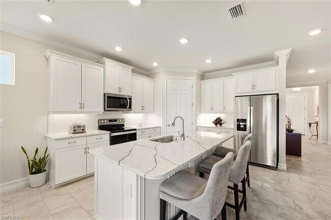 Building Photo - 28044 Sanibel Sands St