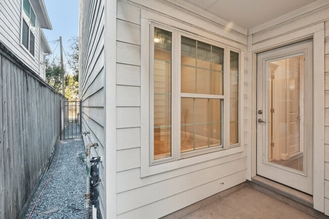 Building Photo - 1040 W 26th St