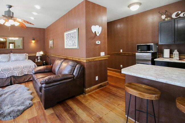 Building Photo - Safari Suite: Cozy, Downtown Jacksonville,...