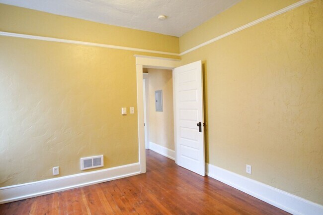 Building Photo - Gorgeous Humboldt Classic: Top Floor 1 Bedroom!