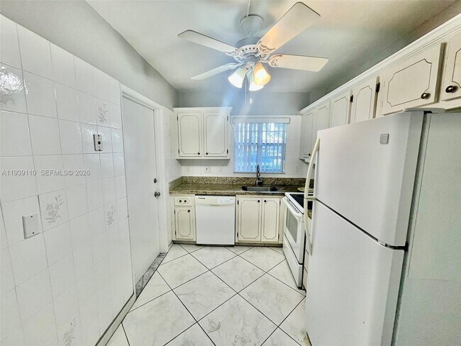 Building Photo - 501 Blue Heron Dr