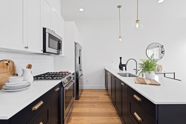 Building Photo - Bright & Charming 2bed/2bath Townhome in P...