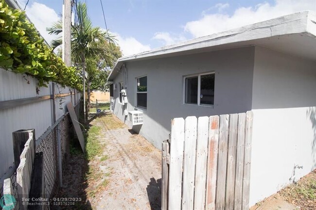 Building Photo - 207 NE 23rd Ave