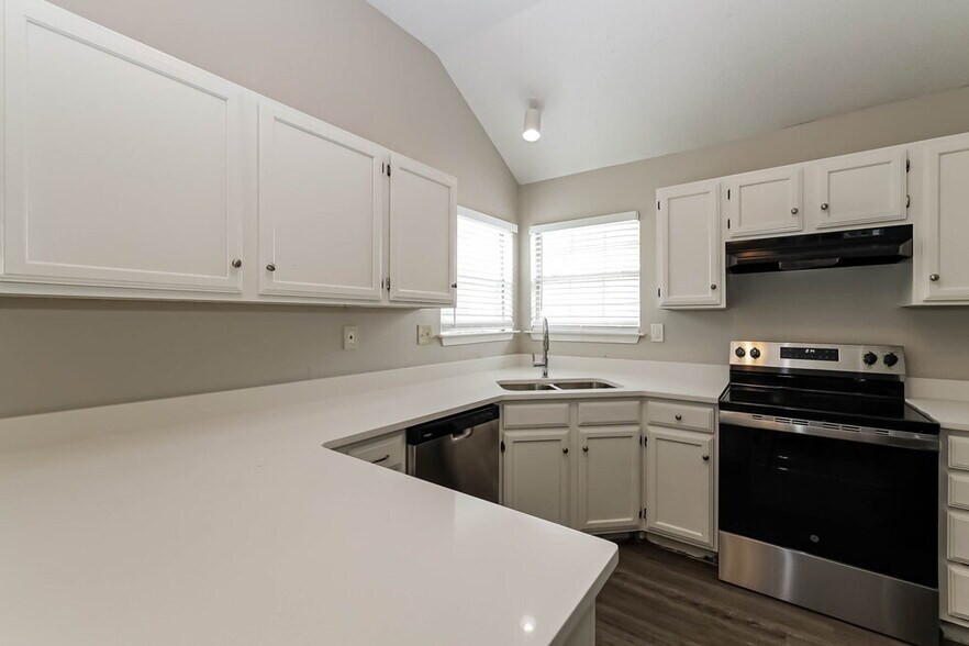 Building Photo - 4574 Kings Grant Dr