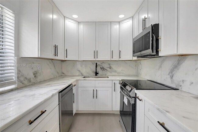 Building Photo - 708 Normandy Ln