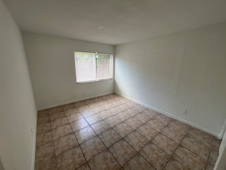 Building Photo - 717 NE 10th Ave