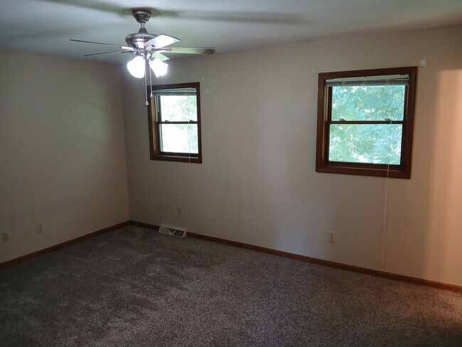 Building Photo - 3 bedrooms, 2.5 bathrooms, 2 car garage, with bonus flex room!