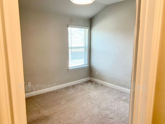 Building Photo - 914 Estelle Dr