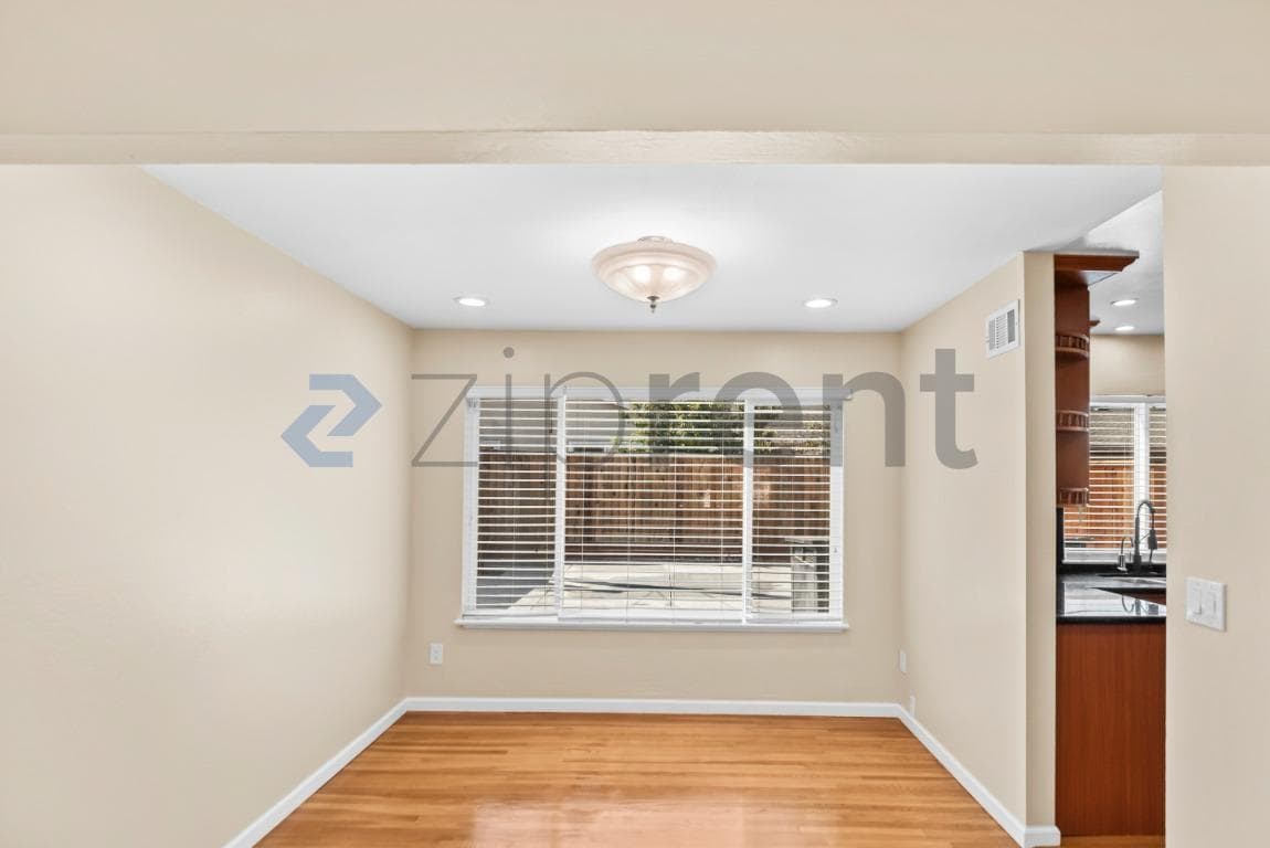 Building Photo - Unit