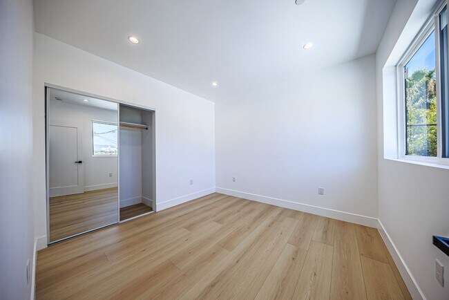 Building Photo - 1259 S Longwood Ave
