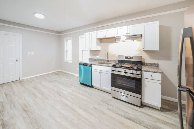 Building Photo - 593 Emerson St