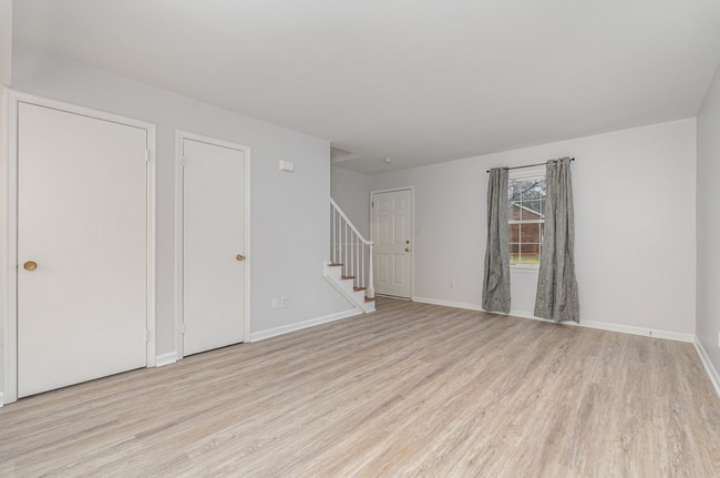 Building Photo - Beautifully Maintained 2-Bedroom Townhome in Desirable Cary Location