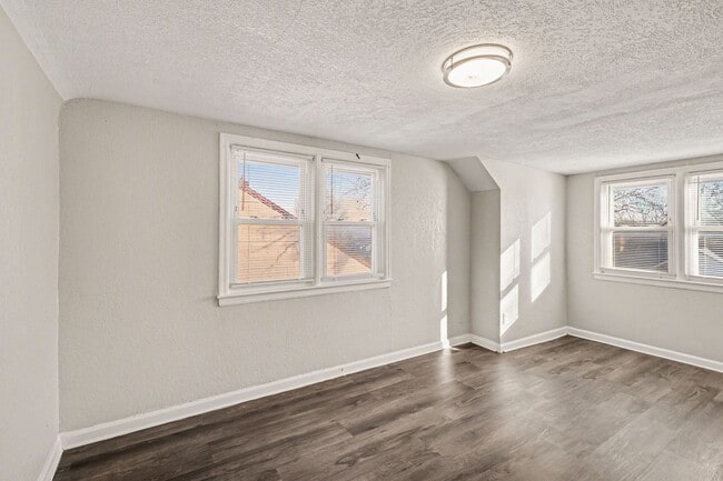 Building Photo - Beautiful 3 Bedroom 1 Bathroom Home in Kansas City!