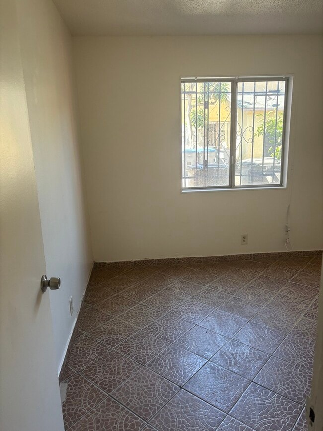 Building Photo - Pet-Friendly Spacious 4-Bedroom Condo in G...
