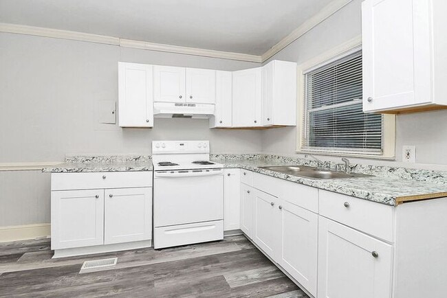 Building Photo - Charming 2BD/1BA Duplex Off West Blvd