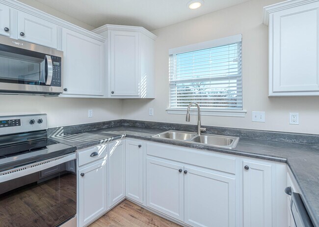 Building Photo - 720 Promenade Dr