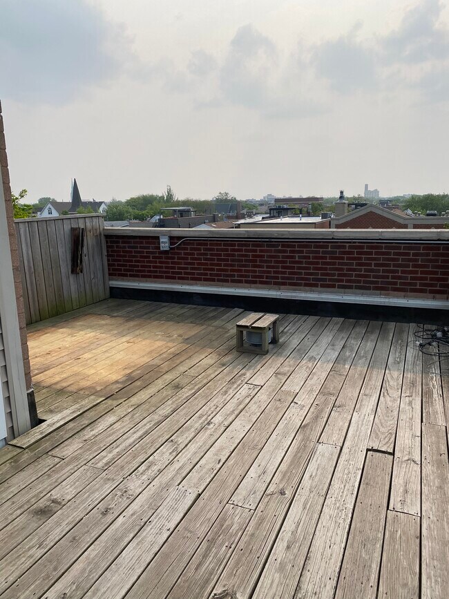 Dedicated rooftop deck - 3329 N Sheffield Ave