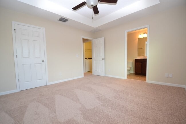Building Photo - Gorgeous Lake View 3 BR 2.5 bath Luxury To...